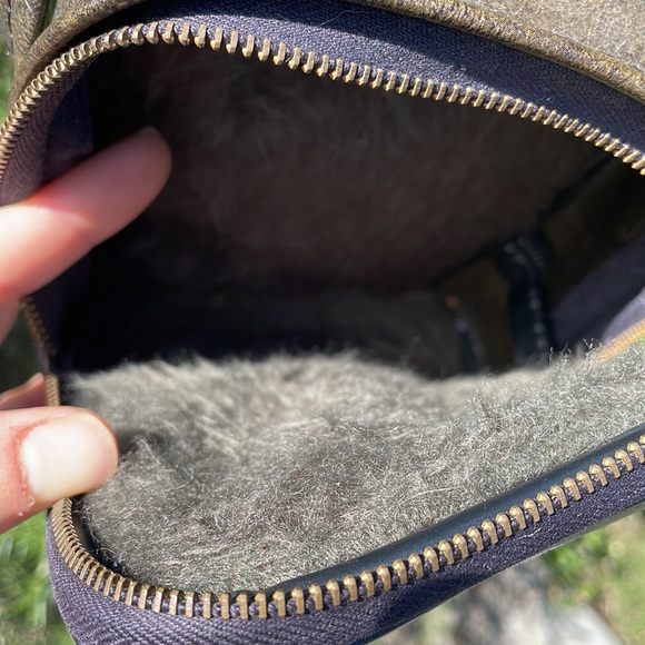 Vintage Camera Bag in Camo Green. Vegan leather with faux fur inside. - Picture 6 of 6